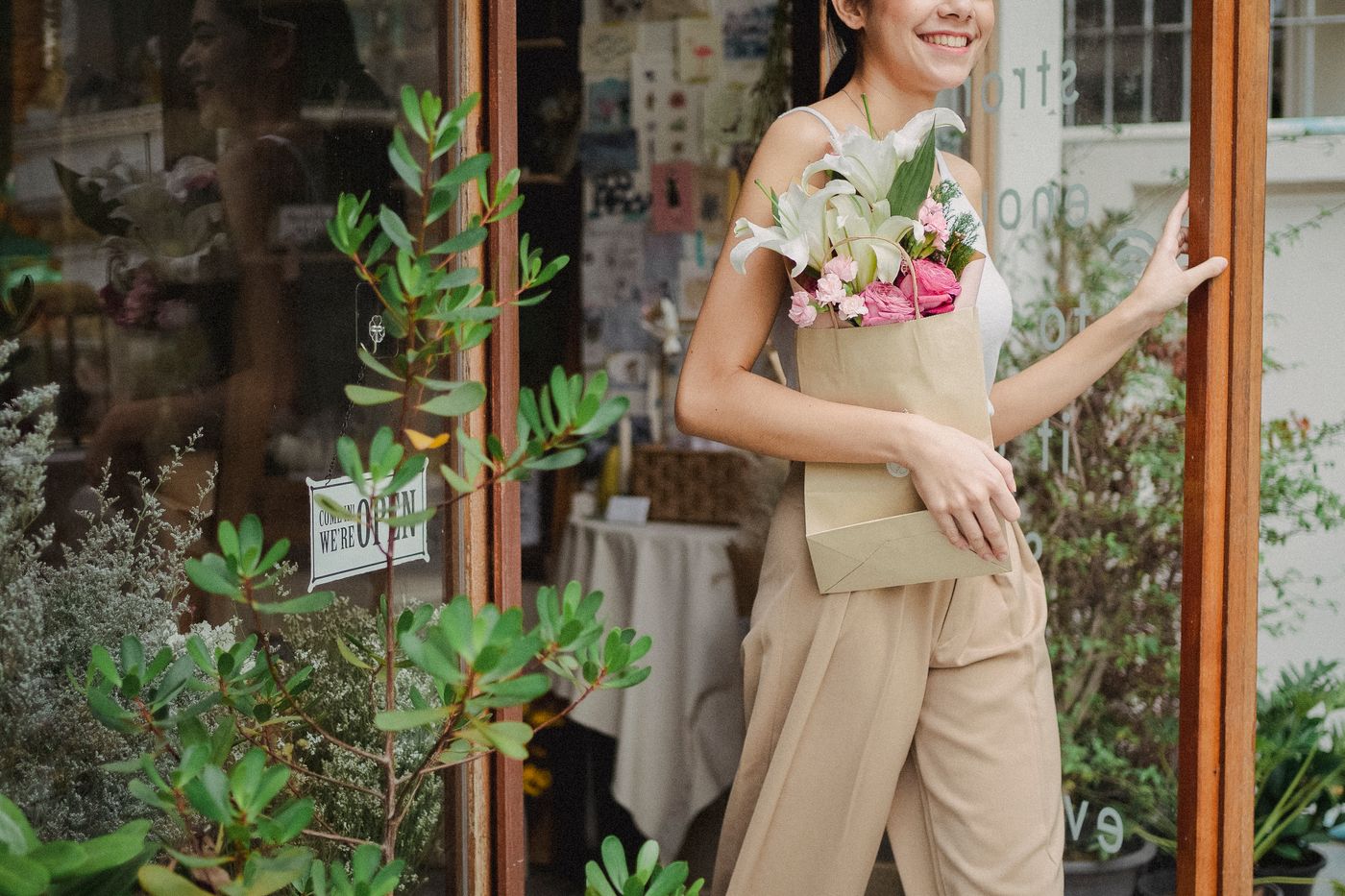 Une cliente repart avec un bouquet dans les bras